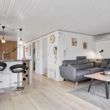 4 Bedroom Cozy In Feriehus