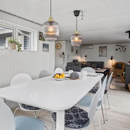بيت للعطل 4 Bedroom Cozy In