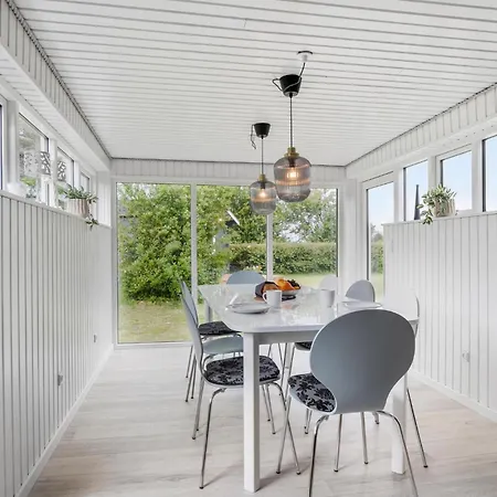 Feriehus 4 Bedroom Cozy In