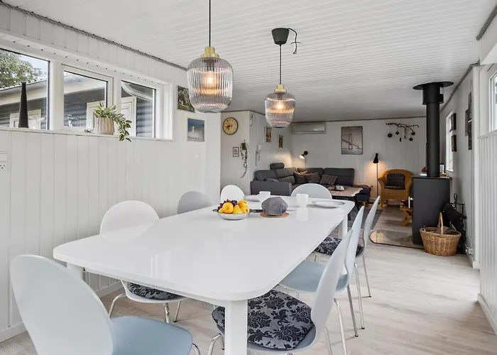 Дом отдыха 4 Bedroom Cozy In